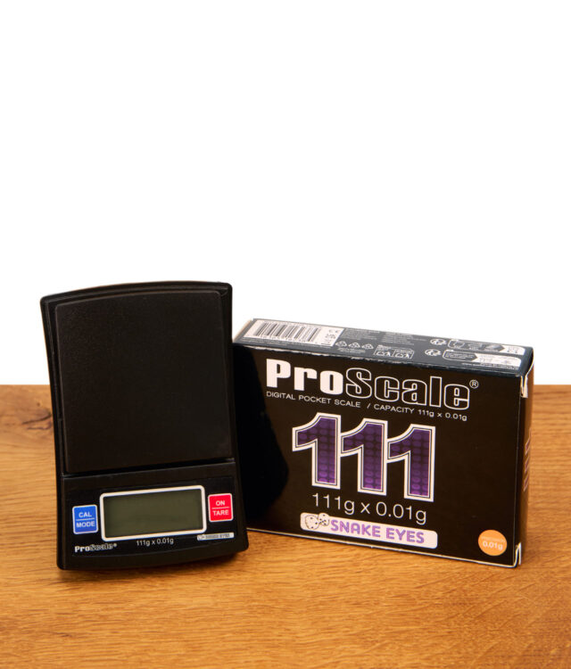 Schwarze ProScale 111 Digital Pocket Scale neben ihrer Produktverpackung auf einem Holztisch platziert.
