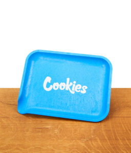 Santa Cruz x Cookies Rolling Tray aus blauem Hanf-Biokunststoff mit weißem Logo auf einer Holzoberfläche.