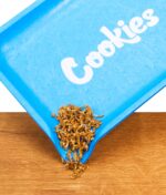 Detailaufnahme des blauen Santa Cruz x Cookies Hemp Trays mit Kräutermischung an der praktischen Schüttlippe.