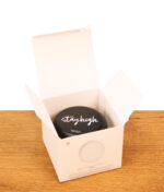 Stayhigh Puck Large Kräuterdose aus Aluminium in der geöffneten, weißen Produktverpackung aus Karton.