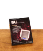 Schwarze Produktverpackung der Black Leaf Digitalwaage bis 200g auf einer Holzoberfläche vor weißem Hintergrund.