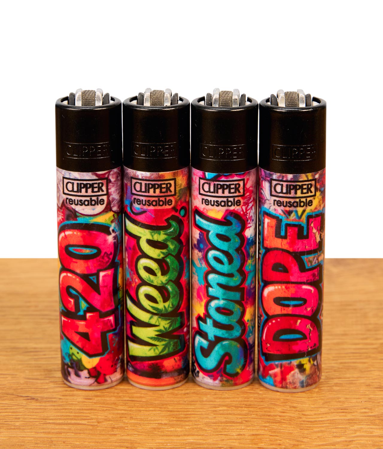 clipper-ffx-420-wallz-4er-serie-jpg Vier nachfüllbare Clipper FFX 420 Wallz Feuerzeuge als komplette Serie mit bunten Graffiti-Schriftzügen auf Holz.