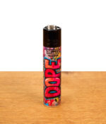Wiederbefüllbares Clipper FFX 420 Wallz Gasfeuerzeug mit rotem „420“-Graffiti-Print auf einer Holzplatte.