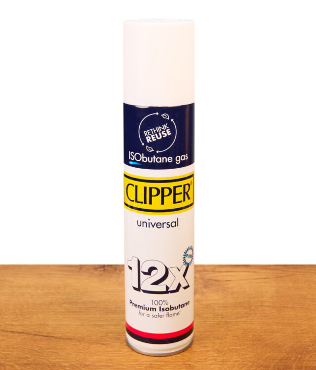 Frontansicht der weißen Clipper Feuerzeuggas 300ml Pure Isobutane Dose mit gelbem Logo stehend auf einem Holztisch.