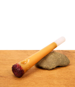 RAW Mini Josh Cone Pipe Handpfeife aus Borosilikatglas in Joint-Form mit sichtbarem Kopf auf einem Stein.