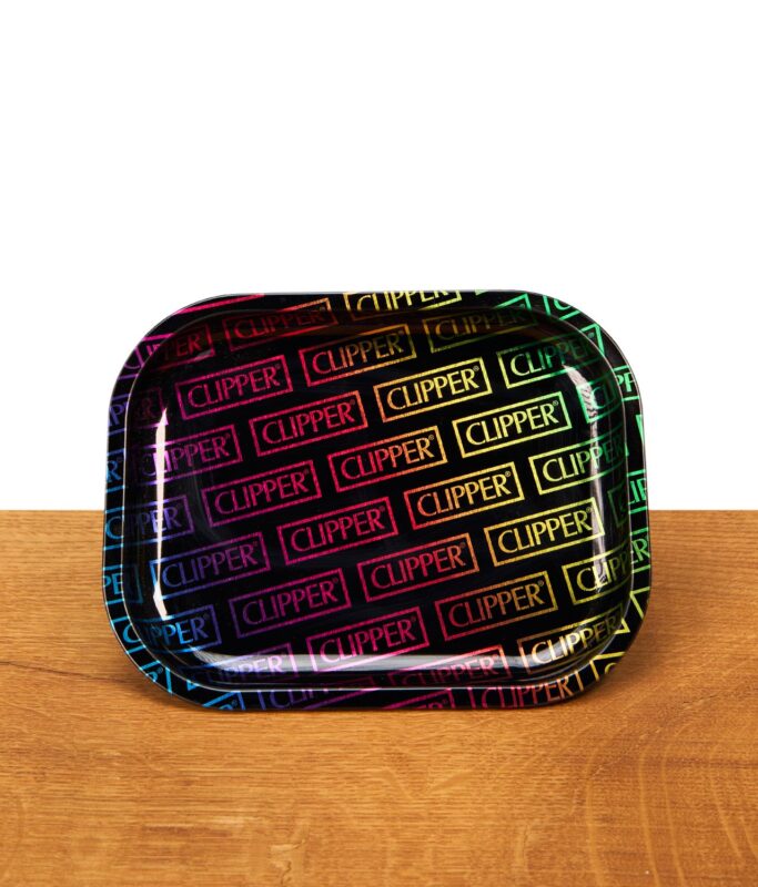 Fire-Flow Rolling Tray Metallic Clipper Mini aus Metall mit regenbogenfarbenem Clipper-Logo-Muster auf schwarzem Grund auf einem Holztisch.