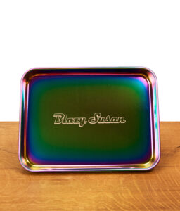 Viereckiges Blazy Susan Rolling Tray in einem metallic Look auf einem Holzbrett stehend mit Blazy Susan Textaufdruck