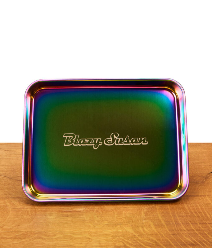 Viereckiges Blazy Susan Rolling Tray in einem metallic Look auf einem Holzbrett stehend mit Blazy Susan Textaufdruck