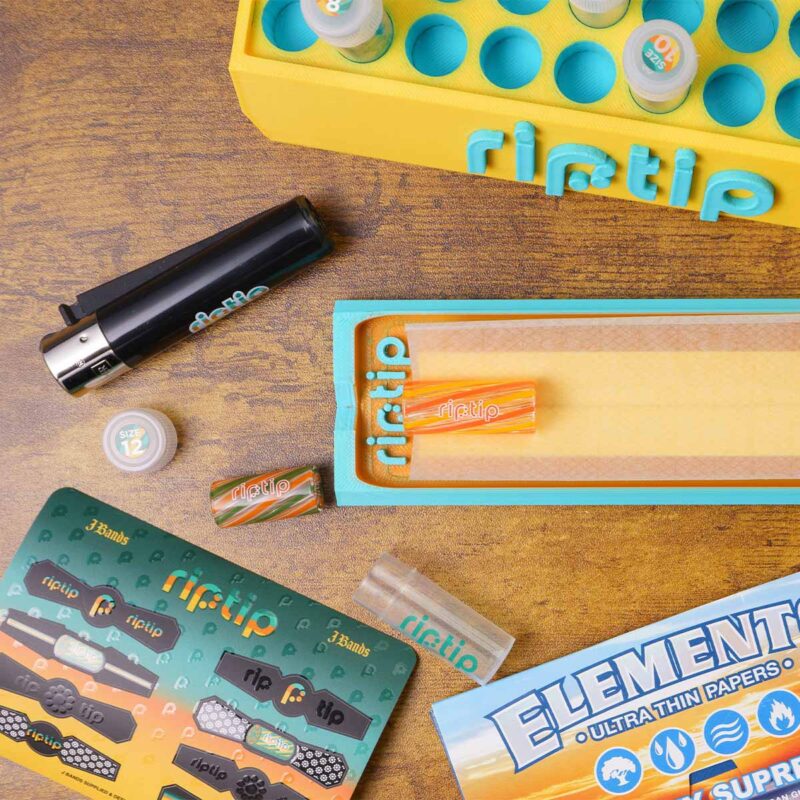 Lifestyle Bild von RipTip Filtern in Drehpapier. Daneben Tip Labels, Rolling Papers, Clipper und Zubehör.