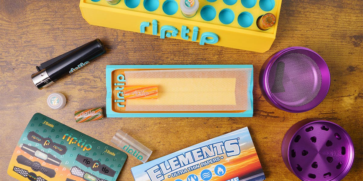 Lifestyle Bild von RipTip Filtern in Drehpapier. Daneben Tip Labels, Rolling Papers, Clipper und Zubehör.
