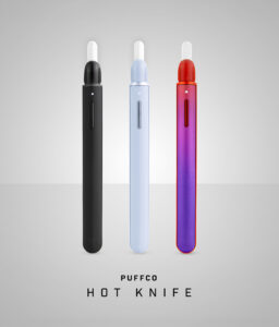 Beide Farben Onyx und Haze des Puffco Hot Knife V2 nebeneinander vor grauem Hintergrund. Unten steht in schwarz "Puffco Hot Knife"