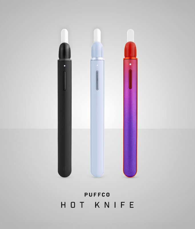 Beide Farben Onyx und Haze des Puffco Hot Knife V2 nebeneinander vor grauem Hintergrund. Unten steht in schwarz "Puffco Hot Knife"