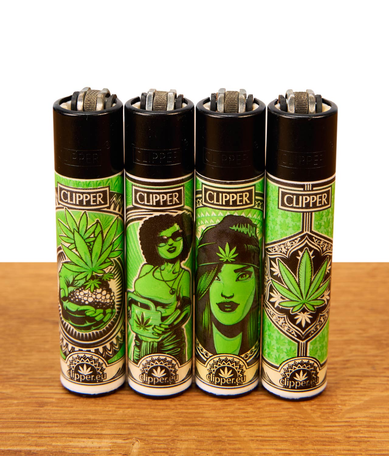 clipper-grass-art-4er-serie-jpg Clipper Grass Art 4er Serie auf Holz. Nachfüllbare Feuerzeuge in Grün mit Cannabis-Blättern und Porträt-Prints.