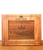Frontansicht der King Palm Wooden Rolling Tray Verpackung. Karton in Holzoptik mit Sichtfenster auf das innenliegende Echtholz-Tray.