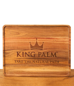 King Palm Wooden Rolling Tray mit natürlicher Holzmaserung und abgerundeten Kanten. Mittig graviertes Logo der Echtholz-Drehunterlage.