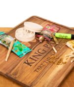 King Palm Wooden Rolling Tray aus Echtholz in Benutzung, bestückt mit Grinder, King Palm Wraps, Clipper Feuerzeug und losem Kraut.