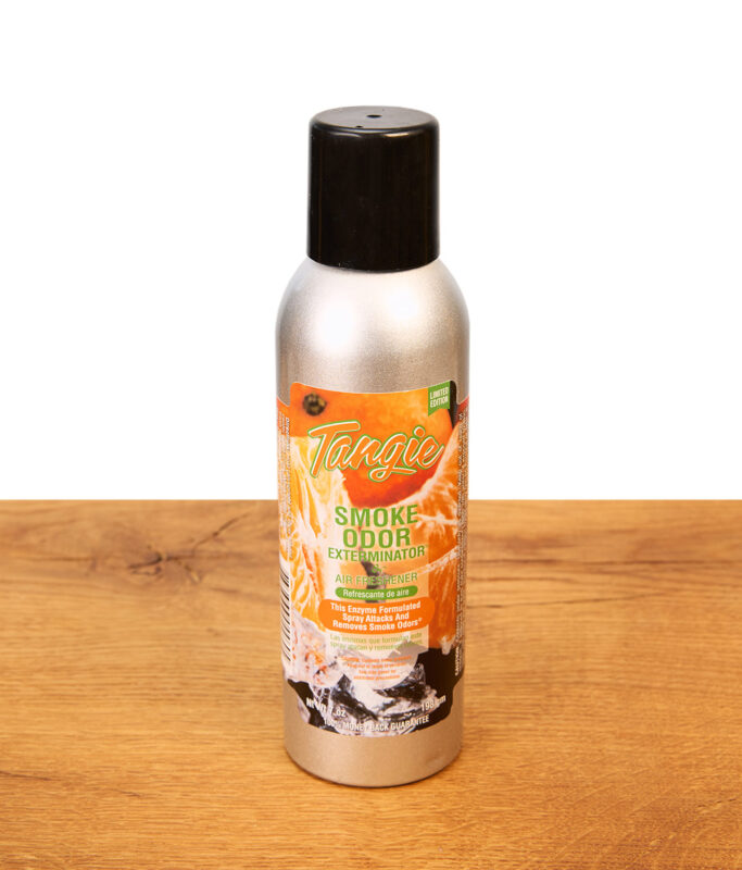 Tangie Smoke Odor Exterminator Sprühdose mit aufgesetzter schwarzer Kappe auf Holzoberfläche, enzym-basierter Rauch-Geruchsvernichter.