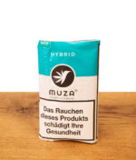 Das blaue Pack des Muza Hybrid Tabakersatz steht aufrecht mit Warnaufdruck auf Holz.