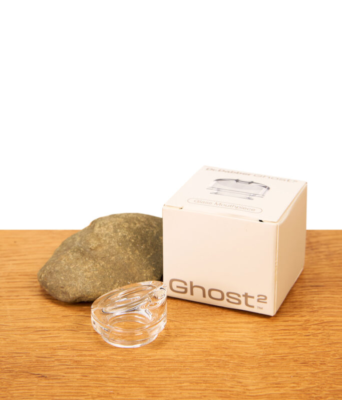 Dr. Dabber Ghost 2 Glas Mundstück aus klarem Glas neben der weißen Originalverpackung auf Holz.