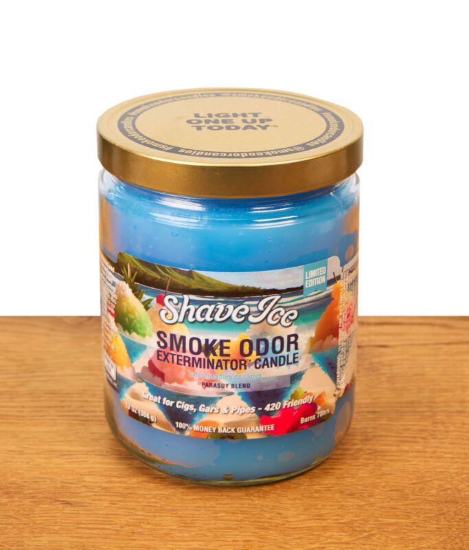 Smoke Odor Exterminator Candle Shave Ice im Glas mit blauem Wachs und geschlossenem Metalldeckel auf Holz.