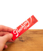 Eine Hand hält eine Packung der roten Smoking Red King Size Longpapers
