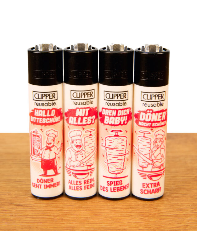 Clipper Döner Collection 4er Serie auf Holz. Vier nachfüllbare Feuerzeuge mit roten Kebab-Motiven und Metall-Zündrad.
