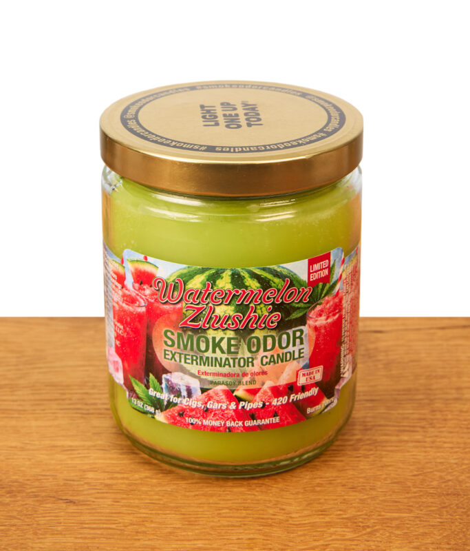 Geschlossene Smoke Odor Exterminator Candle Watermelon Zlushie auf Holz. Anti-Geruch Kerze mit grünem Wachs und Metalldeckel.
