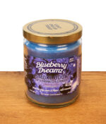 Geschlossene Smoke Odor Duftkerze Blueberry Dreamz. Anti-Geruch Kerze mit blauem Wachs und Metalldeckel auf Holz.