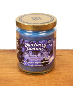 Geschlossene Smoke Odor Duftkerze Blueberry Dreamz. Anti-Geruch Kerze mit blauem Wachs und Metalldeckel auf Holz.