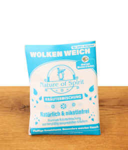 Blaue Pouch-Verpackung der Nature of Spirit Kräutermischung Wolken Weich auf einem Holztisch. Nikotinfreier Tabakersatz.