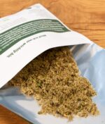 Blick auf die grobe Kräuter-Textur der Nature of Spirit Kräutermischung Extra Weich. Geöffnete Verpackung mit silbernem Inlay.