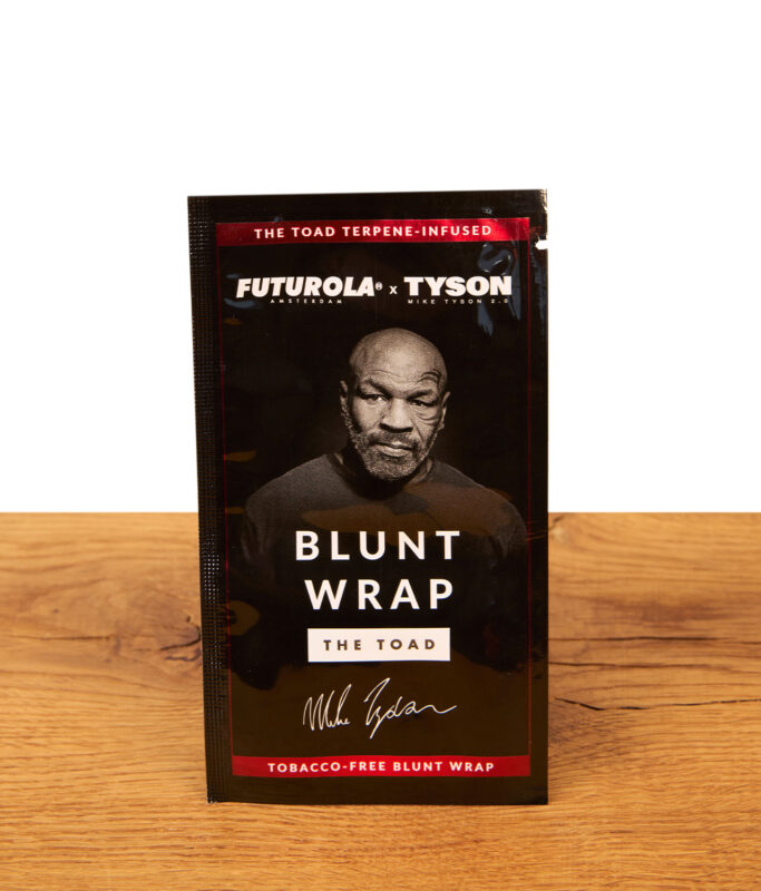 Futurola x Tyson 2.0 The Toad Blunt Wrap Verpackung aus glänzender Folie mit Mike-Tyson-Aufdruck auf einem Holztisch.