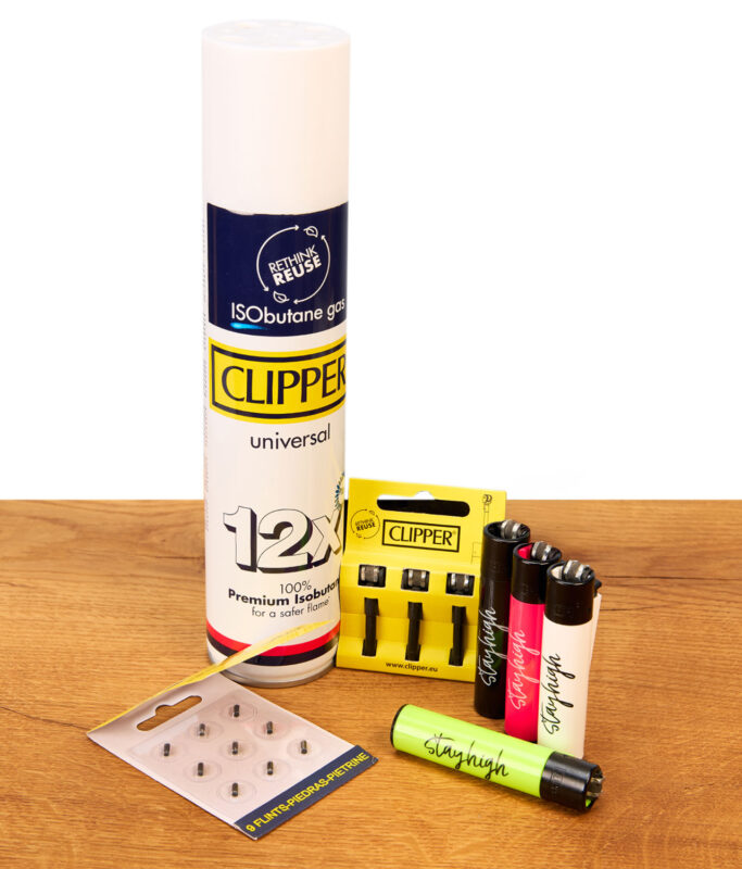 Das Clipper Starter Set von buyhigh mit stayhigh Clippern, Gas, Feuersteinen auf Holz präsentiert.