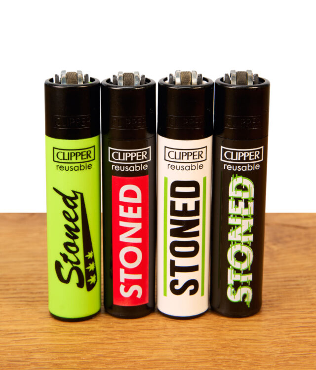 Clipper Feuerzeug 4er-Set Stoned Serie in verschiedenen Farben auf Holztisch, nachfüllbares Nylon-Gasfeuerzeug mit Zündstein.
