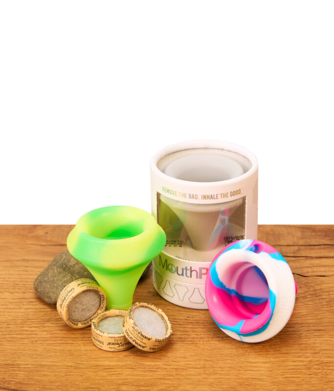 Moose Labs MouthPeace Starter Kit mit zwei Silikon-Mundstücken und drei Aktivkohlefiltern auf einer rustikalen Holzoberfläche.