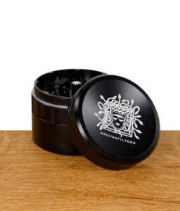 Medusafilters Spike Grinder mit 63,5mm Durchmesser in schwarz mit Medusafilters Logo