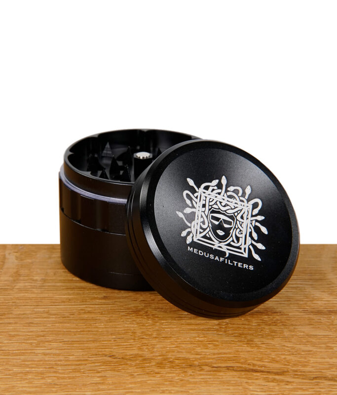 Medusafilters Spike Grinder mit 63,5mm Durchmesser in schwarz mit Medusafilters Logo