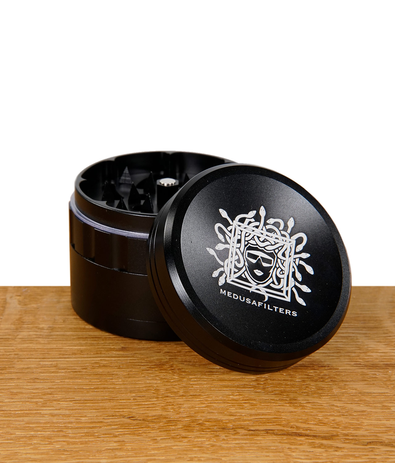 medusafilters-grinder-4tlg Medusafilters Spike Grinder mit 63,5mm Durchmesser in schwarz mit Medusafilters Logo