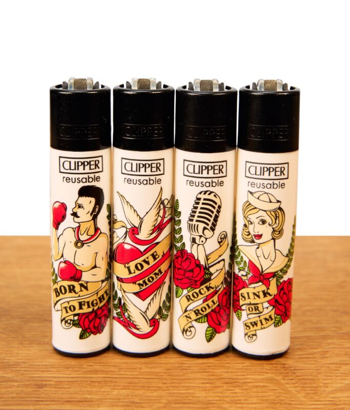 Clipper Tattoo #10 4er Serie auf Holz. Vier nachfüllbare Feuerzeuge mit klassischen Old-School-Tattoo-Motiven.