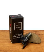 2-in-1 XMAX V3 und V4 Pro Glas Adapter und Mundstück mit Metallsieb neben der Originalverpackung auf Holz dekoriert.