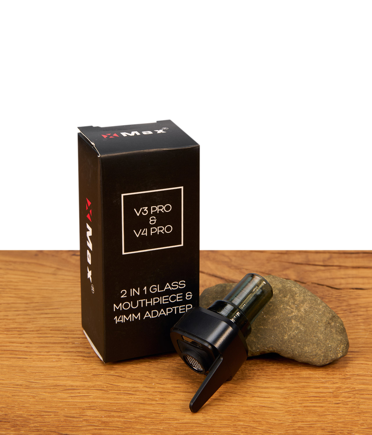 xmax-v3-und-v4-pro-glas-adapter-3-jpg 2-in-1 XMAX V3 und V4 Pro Glas Adapter und Mundstück mit Metallsieb neben der Originalverpackung auf Holz dekoriert.