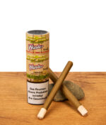 Cyclones Hemp Cones Wonder Tube mit zwei vorgedrehten Hanf-Blunts und Holzmundstück auf Holztisch.