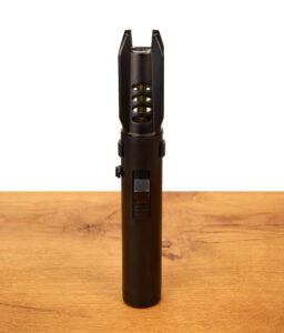 Schwarzer Tobaliq Jetflame Brenner im Raketen-Design auf Holztisch mit Piezo-Zündung und Belüftungsschlitzen.