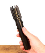 Eine Hand hält den schwarzen Tobaliq Jetflame Brenner mit ergonomischem Gehäuse und Piezo-Druckknopf.