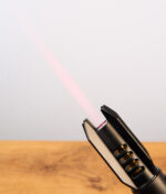 Tobaliq Jetflame Brenner in Aktion mit einer präzisen rosa Jetflamme aus dem metallischen Brennerkopf.