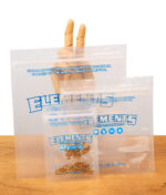 Drei transparente Elements Odor-Free Storage Bags in verschiedenen Größen auf Holztisch.