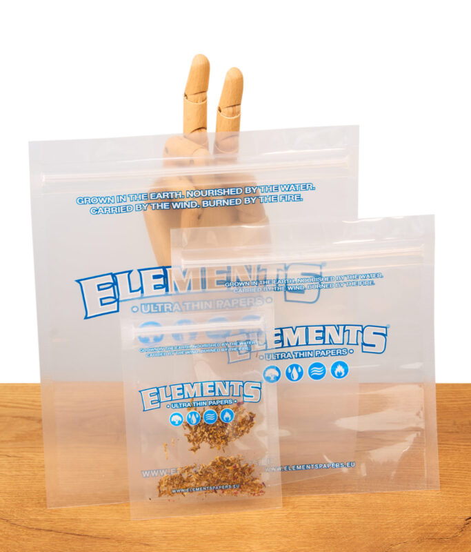Drei transparente Elements Odor-Free Storage Bags in verschiedenen Größen auf Holztisch.