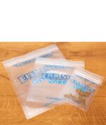 Drei geruchsdichte Elements Odor-Free Storage Bags in Medium, Large und XL vor Holzhand.