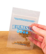 Transparenter Elements Medium Odor-Free Storage Bag mit Kräuterfüllung in der Hand.