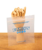 Transparenter Elements Large Odor-Free Storage Bag geruchsdichter Beutel vor Holzhand.